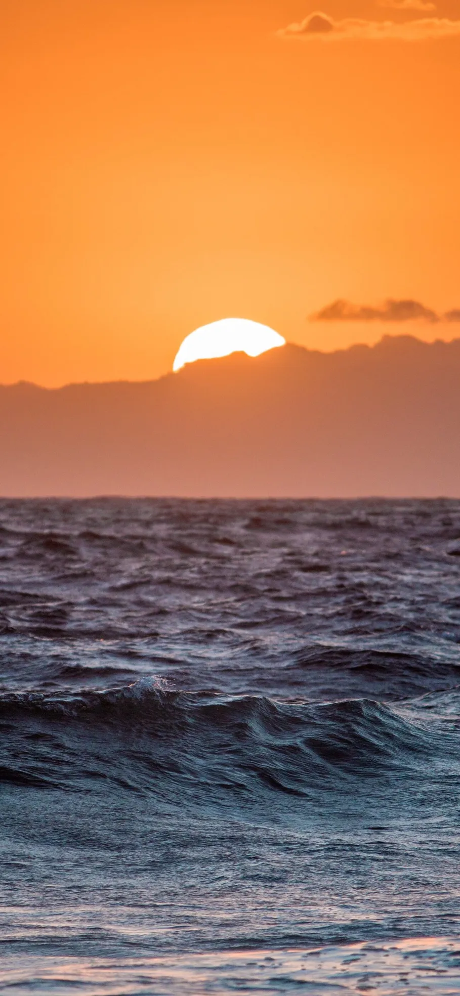 夕阳 落日 海面 云层手机壁纸